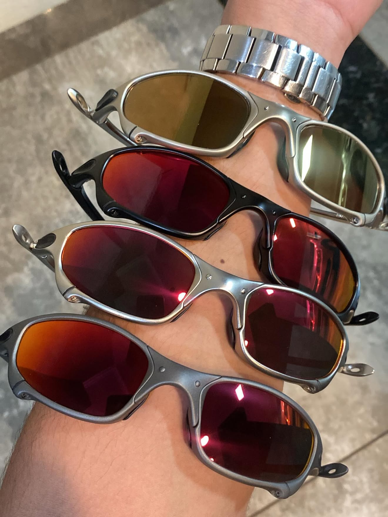 Vários modelos Juliet posicionados sobre o braço